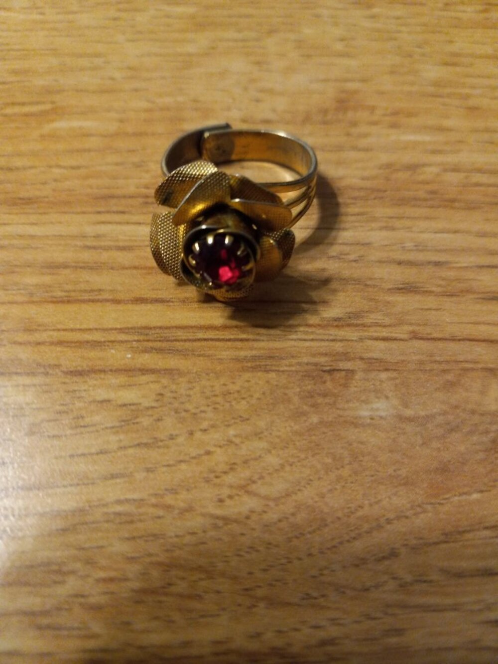 VINTAGE ADJUSTABLE GOLD TONE FLOWER RING w PRONG SET RED CRYSTAL STONE